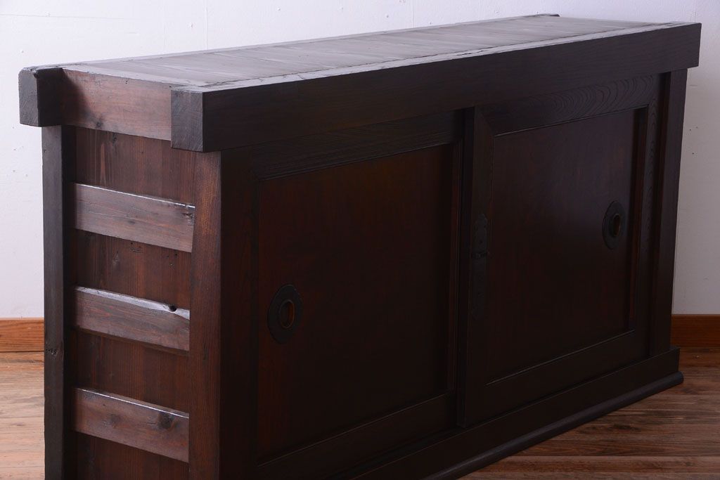 アンティーク家具　古民具・骨董　鏡板玉杢材!前面欅の上手物水屋箪笥サイドボード(水屋箪笥)