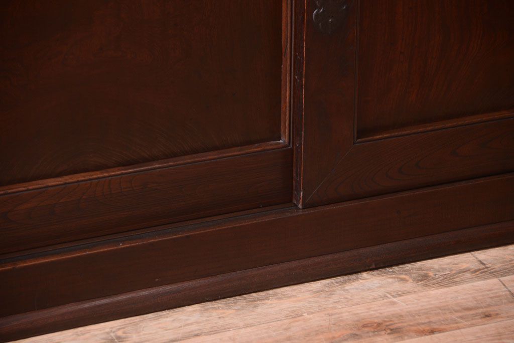 アンティーク家具　古民具・骨董　鏡板玉杢材!前面欅の上手物水屋箪笥サイドボード(水屋箪笥)