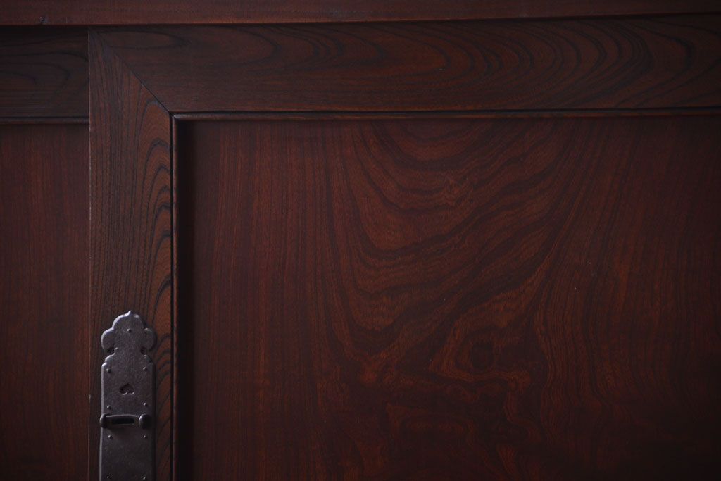 アンティーク家具　古民具・骨董　鏡板玉杢材!前面欅の上手物水屋箪笥サイドボード(水屋箪笥)