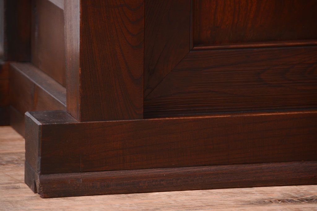 アンティーク家具　古民具・骨董　鏡板玉杢材!前面欅の上手物水屋箪笥サイドボード(水屋箪笥)