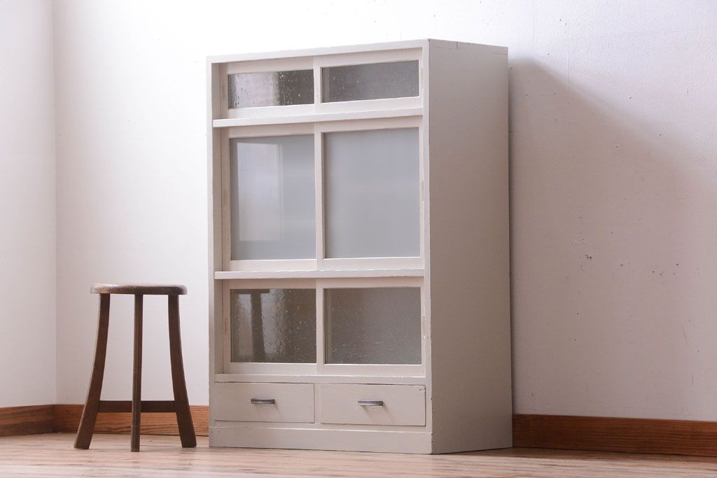 アンティーク家具　アンティークペイント　引き出し付き!気泡・すりガラス入りのおしゃれな戸棚(収納棚)