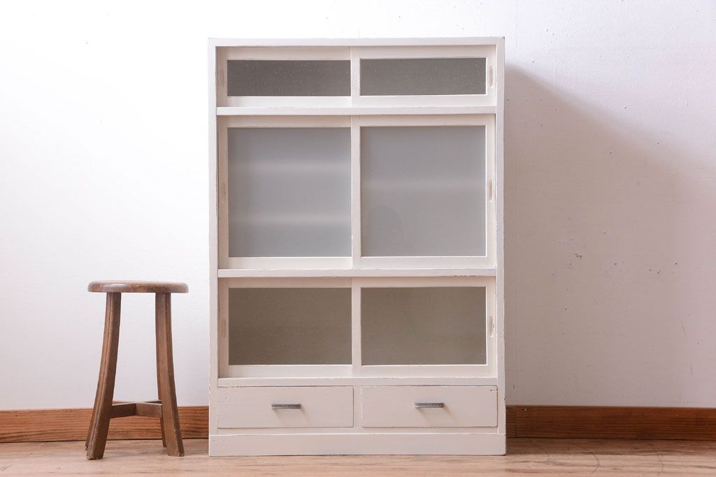 アンティーク家具　アンティークペイント　引き出し付き!気泡・すりガラス入りのおしゃれな戸棚(収納棚)