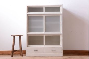 アンティーク家具　アンティークペイント　引き出し付き!気泡・すりガラス入りのおしゃれな戸棚(収納棚)