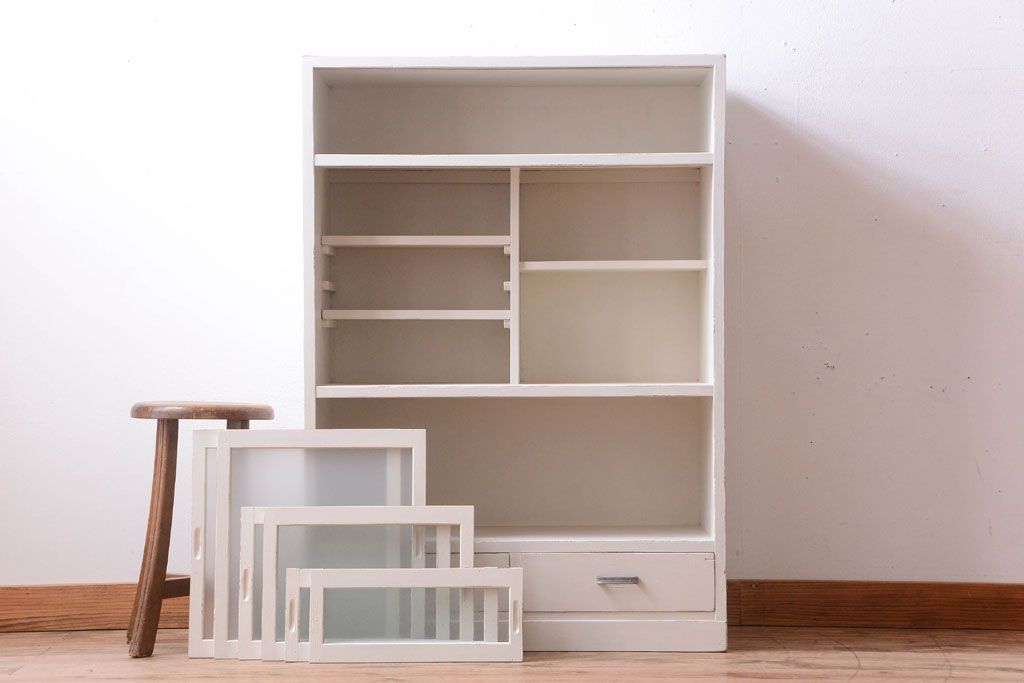 アンティーク家具　アンティークペイント　引き出し付き!気泡・すりガラス入りのおしゃれな戸棚(収納棚)