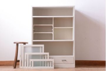 アンティーク家具　アンティークペイント　引き出し付き!気泡・すりガラス入りのおしゃれな戸棚(収納棚)