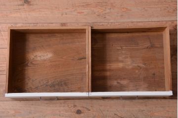 アンティーク家具　アンティークペイント　引き出し付き!気泡・すりガラス入りのおしゃれな戸棚(収納棚)