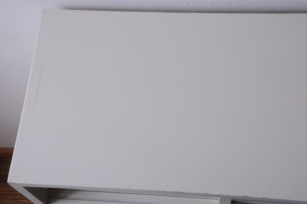 アンティーク家具　アンティークペイント　引き出し付き!気泡・すりガラス入りのおしゃれな戸棚(収納棚)