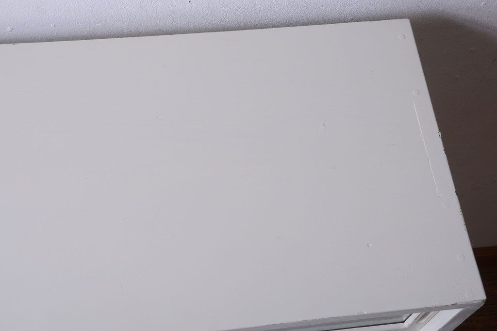 アンティーク家具　アンティークペイント　引き出し付き!気泡・すりガラス入りのおしゃれな戸棚(収納棚)