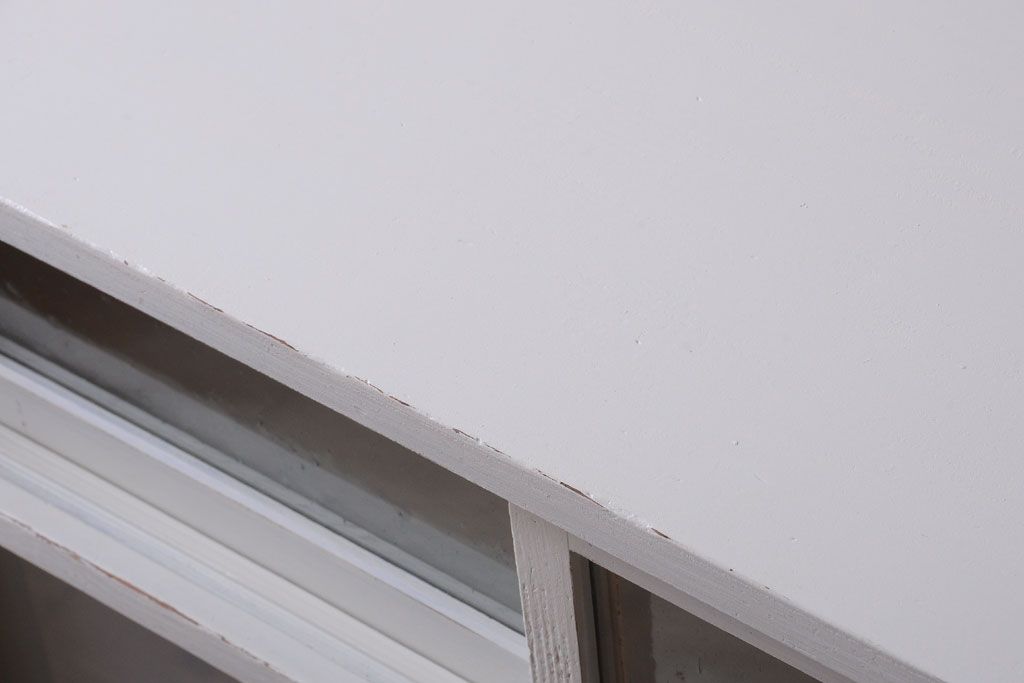 アンティーク家具　アンティークペイント　引き出し付き!気泡・すりガラス入りのおしゃれな戸棚(収納棚)