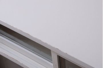 アンティーク家具　アンティークペイント　引き出し付き!気泡・すりガラス入りのおしゃれな戸棚(収納棚)