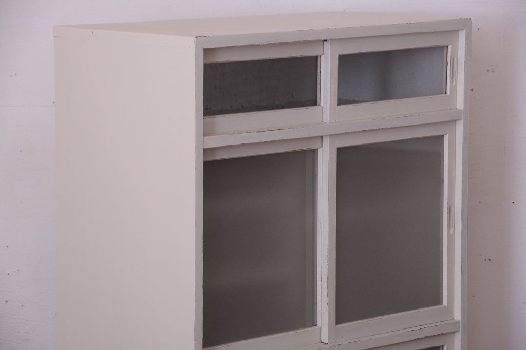 アンティーク家具　アンティークペイント　引き出し付き!気泡・すりガラス入りのおしゃれな戸棚(収納棚)