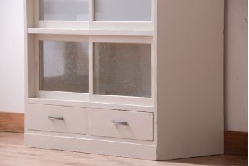 アンティーク家具　アンティークペイント　引き出し付き!気泡・すりガラス入りのおしゃれな戸棚(収納棚)