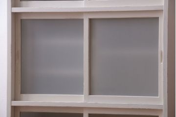 アンティーク家具　アンティークペイント　引き出し付き!気泡・すりガラス入りのおしゃれな戸棚(収納棚)