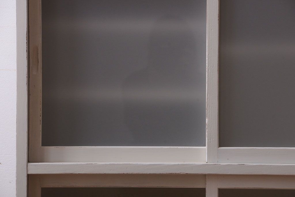 アンティーク家具　アンティークペイント　引き出し付き!気泡・すりガラス入りのおしゃれな戸棚(収納棚)