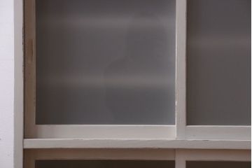 アンティーク家具　アンティークペイント　引き出し付き!気泡・すりガラス入りのおしゃれな戸棚(収納棚)