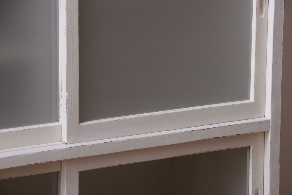 アンティーク家具　アンティークペイント　引き出し付き!気泡・すりガラス入りのおしゃれな戸棚(収納棚)