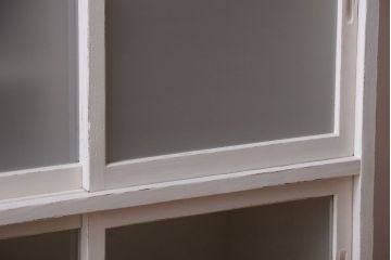 アンティーク家具　アンティークペイント　引き出し付き!気泡・すりガラス入りのおしゃれな戸棚(収納棚)