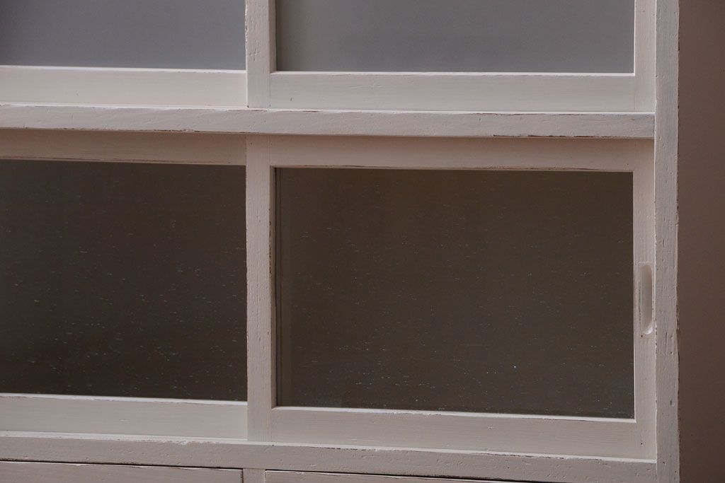 アンティーク家具　アンティークペイント　引き出し付き!気泡・すりガラス入りのおしゃれな戸棚(収納棚)