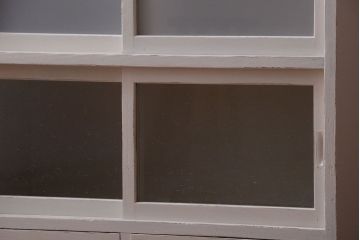 アンティーク家具　アンティークペイント　引き出し付き!気泡・すりガラス入りのおしゃれな戸棚(収納棚)