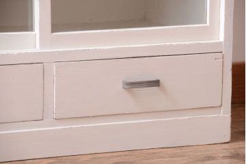 アンティーク家具　アンティークペイント　引き出し付き!気泡・すりガラス入りのおしゃれな戸棚(収納棚)