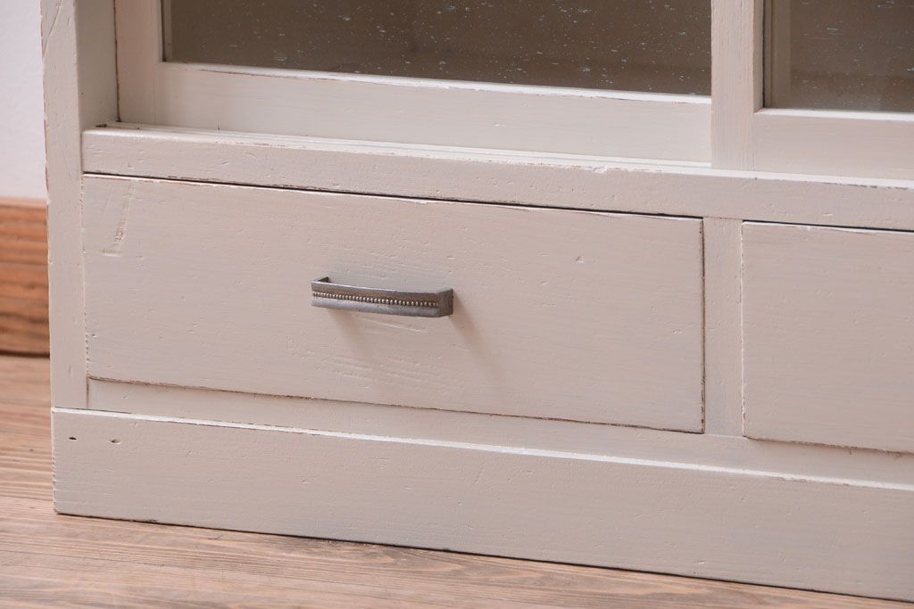 アンティーク家具　アンティークペイント　引き出し付き!気泡・すりガラス入りのおしゃれな戸棚(収納棚)