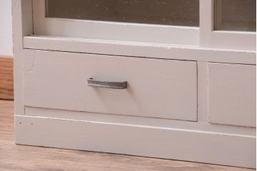 アンティーク家具　アンティークペイント　引き出し付き!気泡・すりガラス入りのおしゃれな戸棚(収納棚)