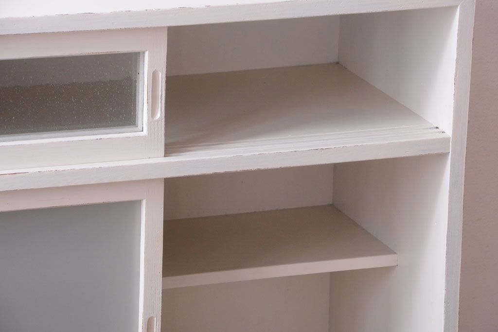 アンティーク家具　アンティークペイント　引き出し付き!気泡・すりガラス入りのおしゃれな戸棚(収納棚)