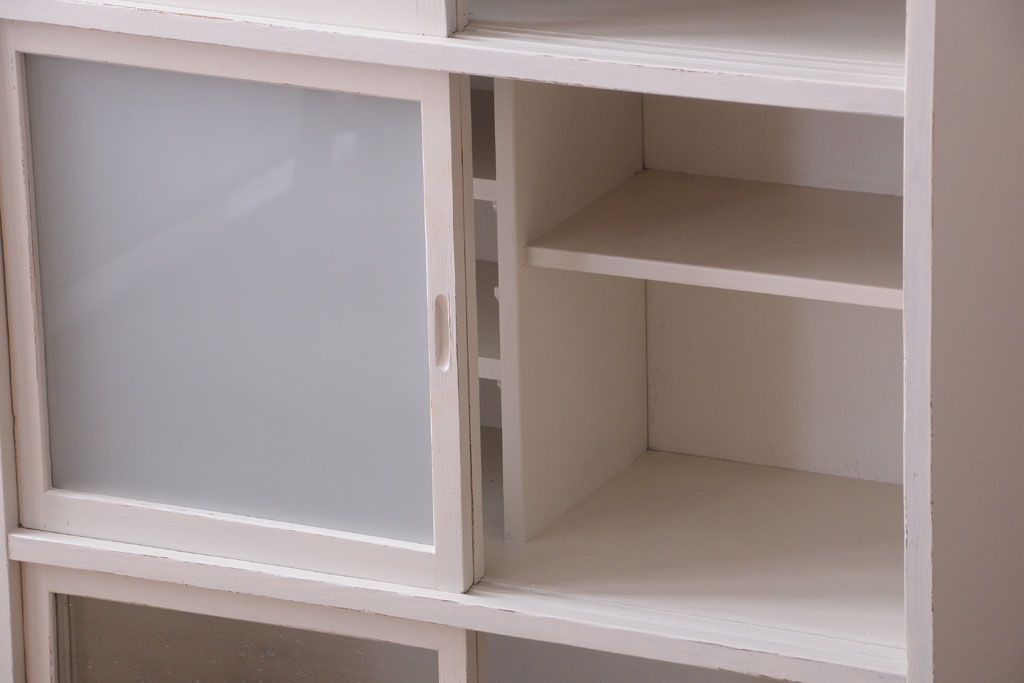 アンティーク家具　アンティークペイント　引き出し付き!気泡・すりガラス入りのおしゃれな戸棚(収納棚)