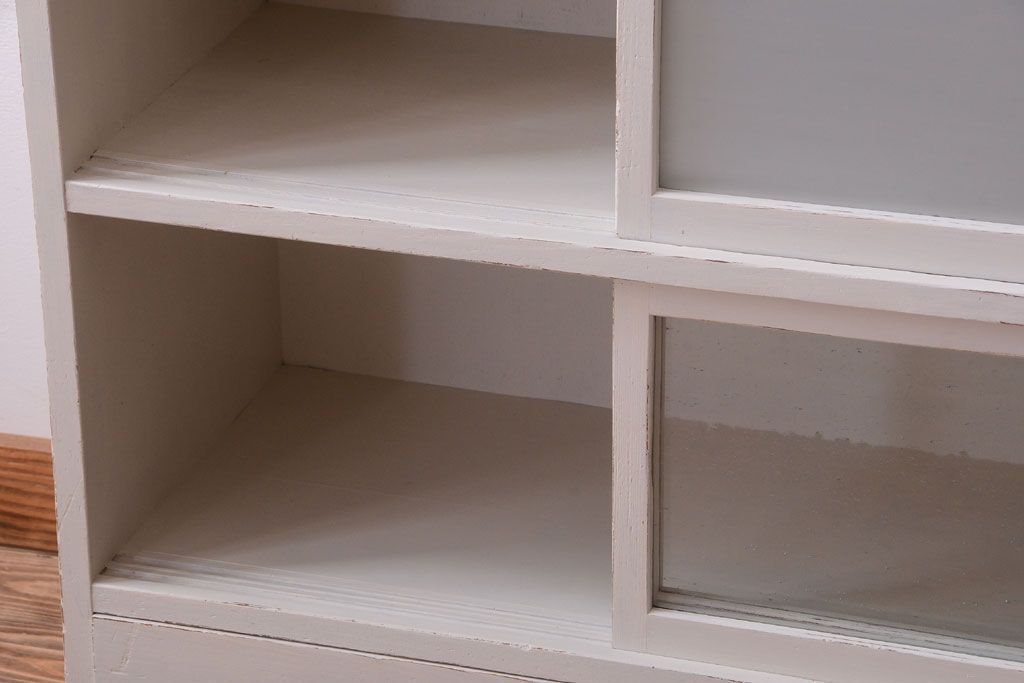 アンティーク家具　アンティークペイント　引き出し付き!気泡・すりガラス入りのおしゃれな戸棚(収納棚)