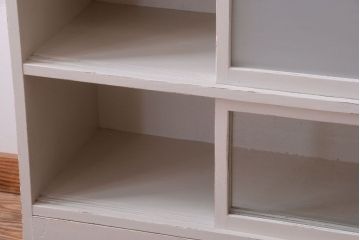 アンティーク家具　アンティークペイント　引き出し付き!気泡・すりガラス入りのおしゃれな戸棚(収納棚)