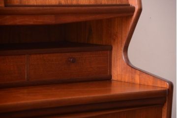 ヴィンテージ家具　北欧ビンテージ　作業台付き!上品なドレッシングチェスト