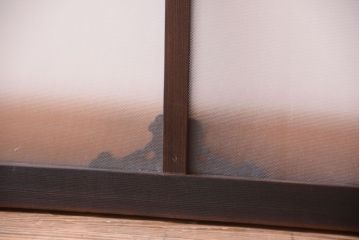大正ロマン　上品なレトロガラス入りの木製明り取り