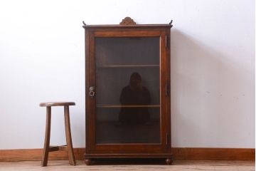 アンティーク家具　イギリスアンティーク　ウォールナット材の古いガラスキャビネット