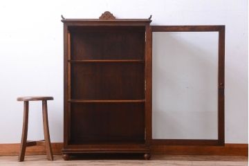 アンティーク家具　イギリスアンティーク　ウォールナット材の古いガラスキャビネット