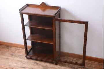 アンティーク家具　イギリスアンティーク　ウォールナット材の古いガラスキャビネット