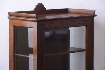 アンティーク家具　イギリスアンティーク　ウォールナット材の古いガラスキャビネット