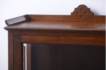 アンティーク家具　イギリスアンティーク　ウォールナット材の古いガラスキャビネット