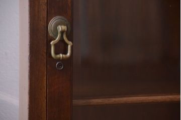 アンティーク家具　イギリスアンティーク　ウォールナット材の古いガラスキャビネット