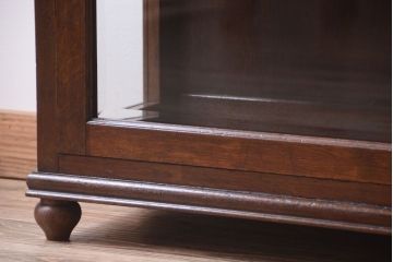 アンティーク家具　イギリスアンティーク　ウォールナット材の古いガラスキャビネット