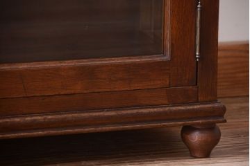 アンティーク家具　イギリスアンティーク　ウォールナット材の古いガラスキャビネット