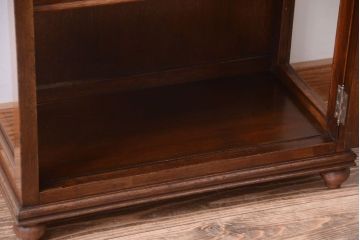 アンティーク家具　イギリスアンティーク　ウォールナット材の古いガラスキャビネット