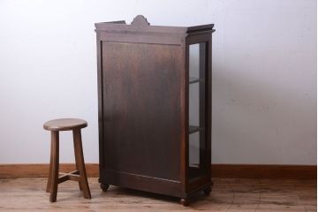 アンティーク家具　イギリスアンティーク　ウォールナット材の古いガラスキャビネット