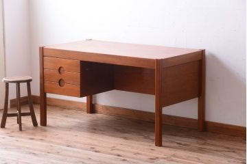 ヴィンテージ家具　北欧ビンテージ　デンマーク　Chr. Linneberg　チーク材のデスク(片袖机)