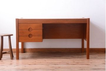 ヴィンテージ家具　北欧ビンテージ　デンマーク　Chr. Linneberg　チーク材のデスク(片袖机)