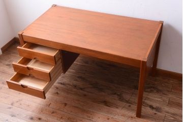 ヴィンテージ家具　北欧ビンテージ　デンマーク　Chr. Linneberg　チーク材のデスク(片袖机)