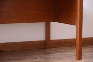 ヴィンテージ家具　北欧ビンテージ　デンマーク　Chr. Linneberg　チーク材のデスク(片袖机)