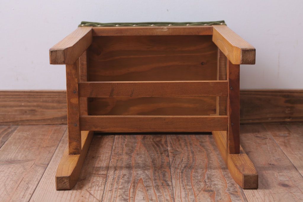 レトロ家具　アンティーク　古い木のレトロなクッション座面角スツール