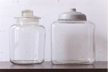 アンティーク雑貨　昭和レトロ　ガラス蓋とブリキ蓋のガラス瓶2個セット