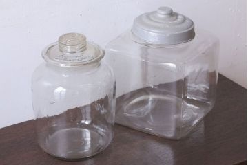 アンティーク雑貨　昭和レトロ　ガラス蓋とブリキ蓋のガラス瓶2個セット