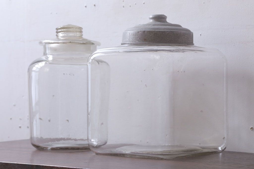 アンティーク雑貨　昭和レトロ　ガラス蓋とブリキ蓋のガラス瓶2個セット